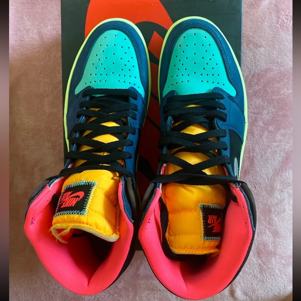 Nike Vibrant Air Jordan 1 Retro High Tokyo Nike Men Size 11.5 Teal and Pink